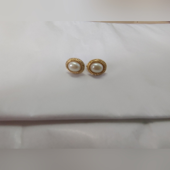 Vintage Richelieu gold rope faux pearl clip on designer earrings - Picture 4 of 4